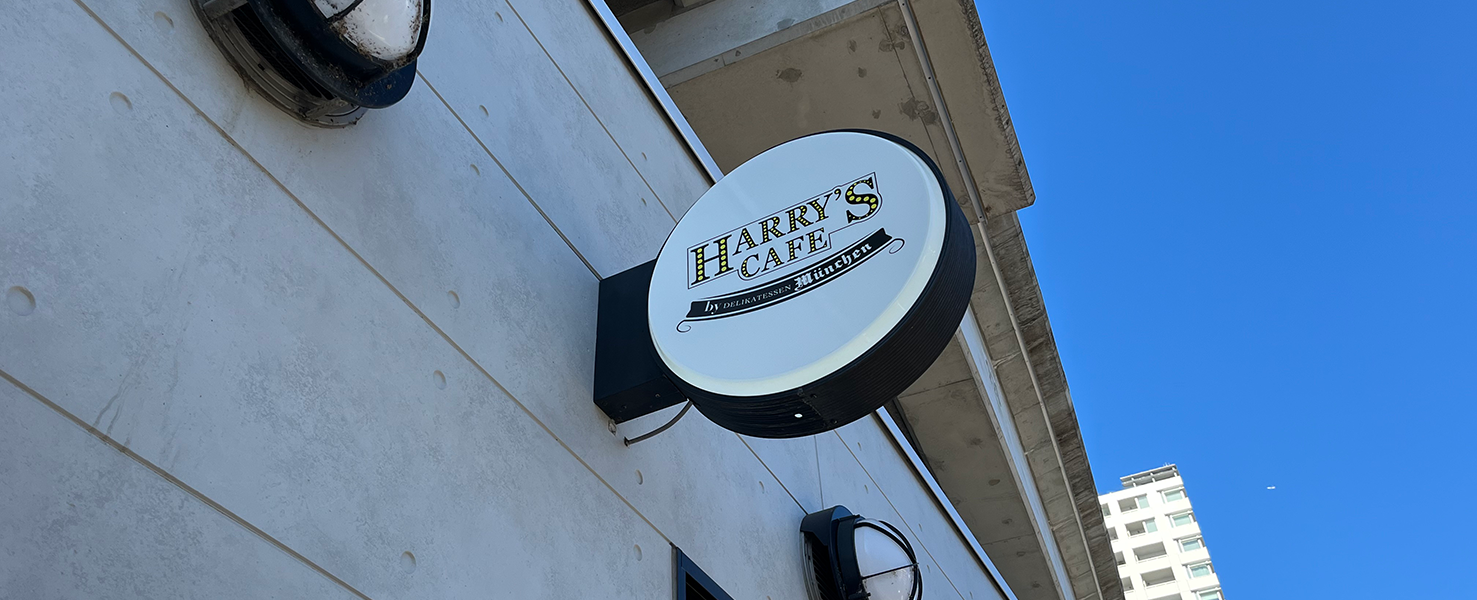 ようこそ！HARRY'S CAFE。店外の可愛らしい看板